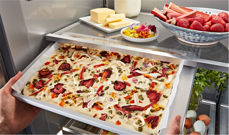 Placement des batteries de cuisine dans la zone de préparation sous tablette